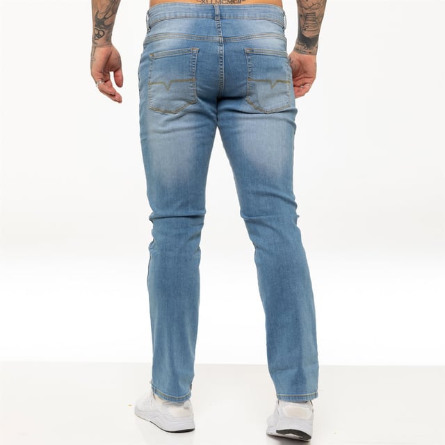 Kruze Mens Straight Leg Regular Fit Stretch Jeans med två fickor fram, två bak och en myntficka. Bekväma stretchjeans som passar perfekt för fritid och arbete.