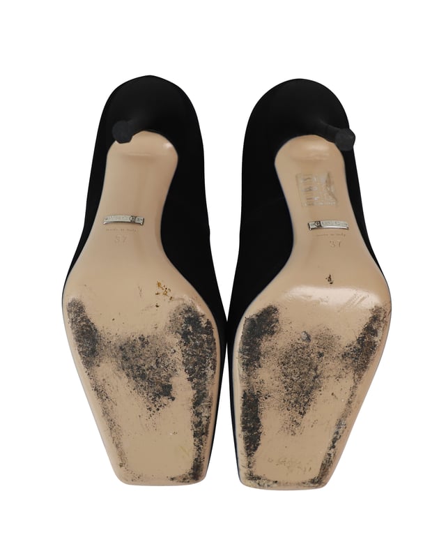 VINTAGE, RRP AS NEW
Gucci is well-known for graceful designs, and the label is synonymous with opulence, femininity, and elegance. Crafted from satin in a square-toe silhouette, the pumps are adorned with the signature Dionysus symbols and are raised on slender heels.

Includes box and dust bag.

Gucci Dionysus Embellished Pumps in Black Satin
Condition: very good
Material: Satin
Size: 37
Sign of wear: light wear
SKU: 261775