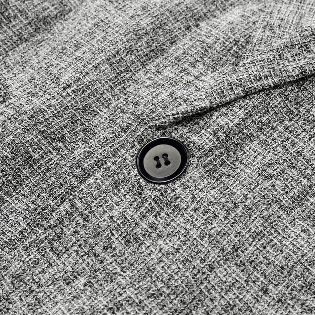 [Materialpflege] 89 % Polyester, 11 % Baumwolle, Knopfverschluss. MATERIAL: Premium-Polyester mit bequemem Futter aus 100 % Polyester – Das weiche, leichte und atmungsaktive Material bietet ganztägigen Tragekomfort und lässt sich das ganze Jahr über bei jedem Klima tragen. [Style-Design] DESIGN: Dieser solide Blazer hat ein Revers, 1 exquisiten Knopfverschluss, ist einreihig, 4-Knopf-Manschetten, 1 dekorative Brusttasche, 2 funktionelle seitliche Paspeltaschen und 1 Innentasche, 5 klassische Farboptionen. SLIM FIT: Dieser leichte Blazer ist an den Schultern leicht gepolstert und lässt sich leicht mit einem weißen T-Shirt oder Hemd, Chinos oder Jeans kombinieren und verleiht Ihnen einen knackigen und eleganten Look. ANLÄSSE: Geeignet für formelle und informelle Anlässe, den Alltag, Business, Büro, Arbeit, Schule, Zeremonie, Präsentation, Party, Feier, Abschlussball, Abendessen, Bankett, Fest, Show, Heimkehr, Hochzeit, Tanzen, Verabredungen, Konzert, Festival, Urlaub usw. PAKET ENTHÄLT: 1 * Blazer. Artikel fallen etwas kleiner aus als erwartet.