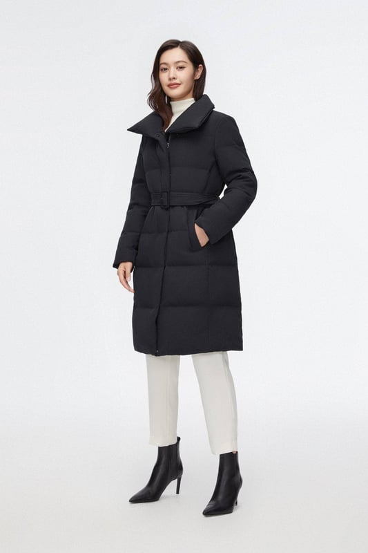Luxuriate in premium warmth with our 700+ fill power goose down, featuring revolutionary locking technology for flawless distribution and enduring insulation.

LUXURIOUS 700+ FILL GOOSE DOWN: Ultra-light insulation of exceptional quality.

LIGHTWEIGHT SOFT TOUCH FABRIC: Ultra-fine yarns, light and dense for ultimate comfort and warmth.