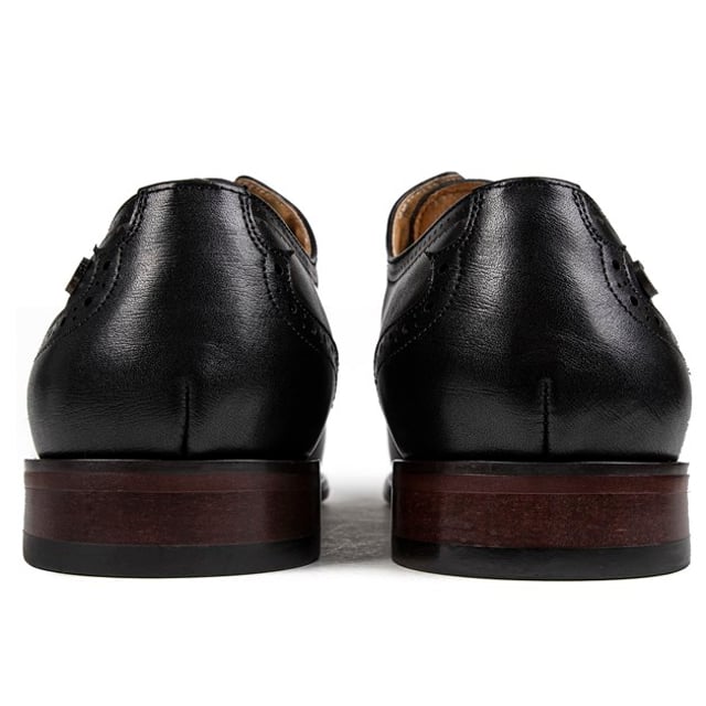 Zapatos brogue negros con cordones Simon Carter Beagle para hombre con parte superior de cuero con punta de ala clásica cosida a mano y detalle de perforado. Estos zapatos formales tienen una lengüeta tejida a rayas en el empeine. Forro de piel y calcetín estampado. y suela sintética grabada en marrón oscuro.