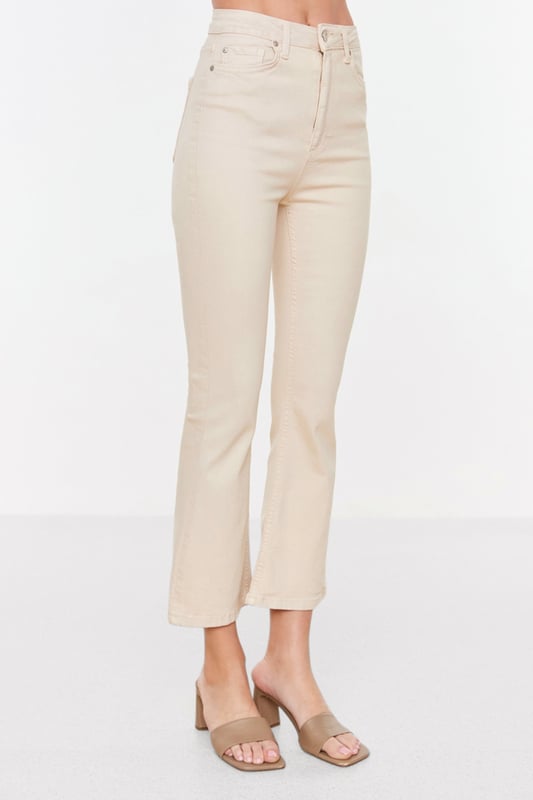 The Model's Measurements: Height: 175cm(6'8"), Bust: 80cm(31in), Waist: 64cm(25in), Hips: 90cm(35in) The product on the model is size S/36. 98% Cotton 2% Elastane, Flexible Woven Fabric, Button and Zipper Closure, High Waist, Crop Flare. Inner Length: 68 cm. Colors may vary during studio shots due to the difference in light.