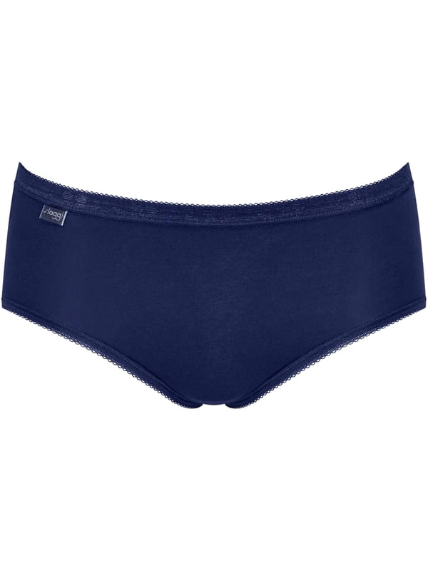 Deze midislip voor dames combineert comfort en vrouwelijke elegantie in een ontwerp dat geschikt is om elke dag te dragen. Hij is gemaakt van zacht stretchkatoen en biedt een comfortabele pasvorm en uitstekend draagcomfort. De mid-rise tailleband en elastiek in de taille zorgen voor een goede pasvorm, terwijl de hogere pijpen de nadruk leggen op een flatterend silhouet. Een geweven label op de tailleband voegt een subtiel accent toe, terwijl de met fijn kant afgezette zoom de slip een delicate, vrouwelijke touch geeft. Verkrijgbaar in een praktische verpakking van drie, met een selectie van verschillende kleuren voor afwisseling in je ondergoedcollectie. Perfect voor vrouwen die waarde hechten aan stijl, comfort en functionaliteit. Een ideale metgezel voor elke dag die altijd comfortabel is om te dragen.