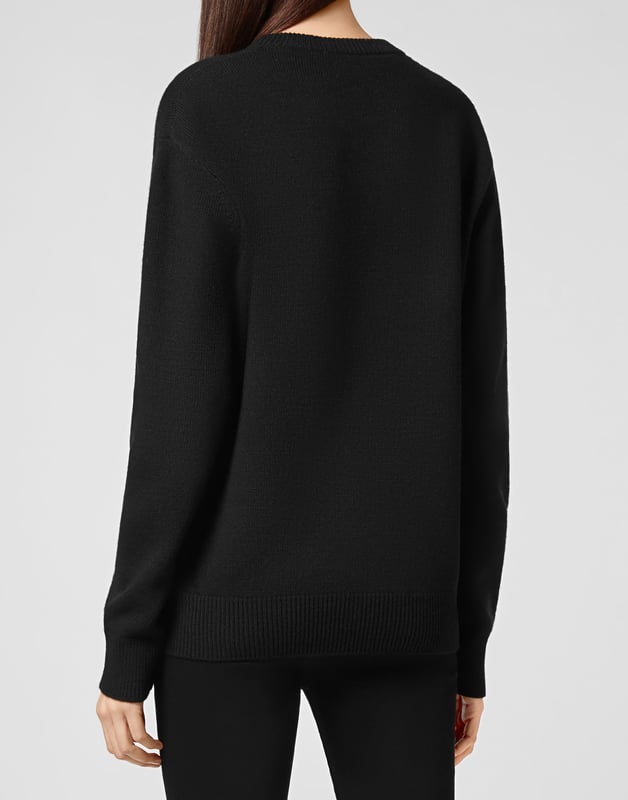 Jersey oversize de lana merina con la incrustación de la Calavera icónica de mohair. Letras de la marca están tejidas en jacquard. Cantos de punto de canalé.