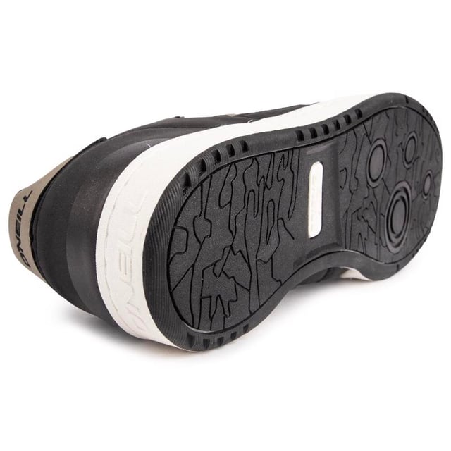 Elegante y detallado. Las zapatillas negras O'Neill Antilope Hills son un par de elegantes zapatillas retro. con una silueta baja clásica. Consta de parte superior de primera calidad y durabilidad. Ojales superiores con anilla en D y detalles finos.