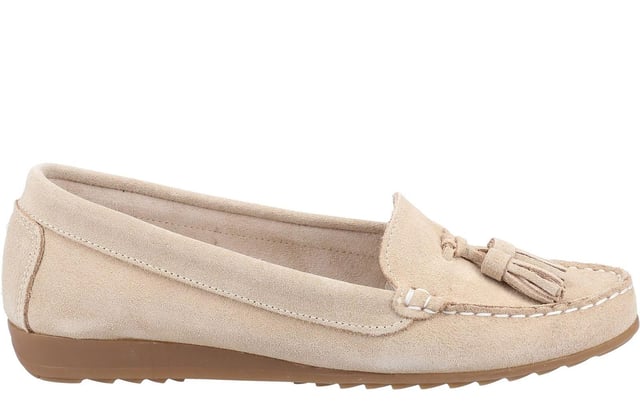 Experience the perfect blend of style and comfort with the Riva Aldons women's loafers. Expertly crafted from luxurious Portuguese suede, these loafers exude sophistication while offering a soft and supple feel. The leather insole ensures a comfortable fit, making them ideal for all-day wear.
Adorned with classic tassel detailing, these loafers add a touch of elegance to any casual ensemble. The durable rubber outsole provides excellent grip, keeping you steady on your feet during those long Summer days. Perfect for pairing with your favorite outfits, the Riva Aldons loafers are a must-have addition to your seasonal wardrobe.
- Leather upper
- Leather insole
- Tassel detailing
- Slip on design
- Cushioned footbed
- Durable rubber outsole
- Riva branding
