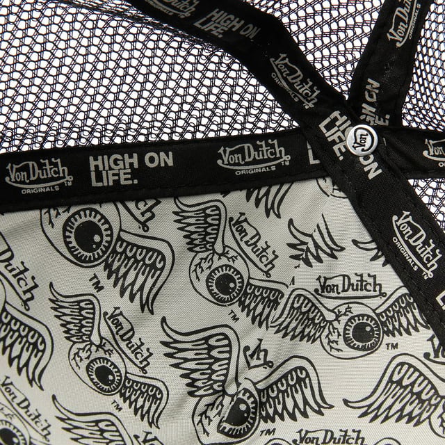 Ikonische Trucker Cap mit einer Krone und einem Schirm aus Baumwolltwill. Die Rückseite aus Polyester-Mesh sorgt für Atmungsaktivität, während der leicht gewölbte Schirm einen Hauch von Flair verleiht. Mit dem ovalen Heritage-Logoaufnäher auf der Vorderseite.