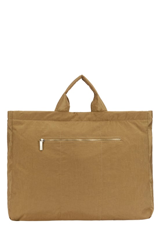 The Landscape Nylon Tote is the perfect commuter bag. With ample internal space and an oversized flap over zip pocket to the front, the bag features a comfortable padded carry handle and adjustable crossbody strap with clip off function. Features: , Zip top opening, Front oversized flap over zip pocket, Rear zip pocket, SMITH & CANOVA antique brass logo, Branded antique brass zips, Padded grab handle, Adjustable crossbody strap (detachable), Internal 15 inch padded laptop sleeve, Internal zip pocket, 2 Internal mobile phone slip pockets - fits normal and plus size smart phones, 3 Internal pen slip pockets Style Ref: 92683 TAN