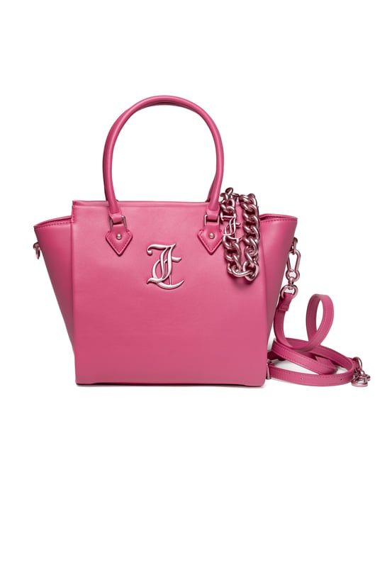 Bolso Juicy Couture: Elegante y moderno

Elegante y moderno, este bolso está confeccionado en piel ecológica de alta calidad. Su diseño minimalista destaca por sus asas rígidas y el logotipo de Juicy Couture en metal rosa. El cierre de cremallera garantiza la seguridad de tus pertenencias, mientras que el interior forrado está equipado con compartimentos que te ayudarán a organizar tus objetos esenciales. La bandolera de cadena extraíble permite llevarla de forma versátil, ya sea en la mano o al hombro. Perfecto para completar tus conjuntos de diario.

Dimensiones: 24,5 x 15,5 x 25 cm