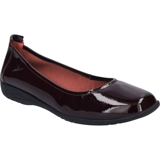 Entdecke den Zauber zeitloser Eleganz und Bequemlichkeit mit dem Fenja 01, einem exquisiten Ballerina von JOSEF SEIBEL. In einem tiefen Bordeaux, das sowohl klassisch als auch modern wirkt, hebt sich dieses Modell durch seine hochwertige Verarbeitung und sein ansprechendes Design hervor. Gefertigt aus feinstem Rindsleder in Lackoptik, vermittelt der Schuh einen Hauch von Luxus, während die schwarze Gummisohle nicht nur für Strapazierfähigkeit und Langlebigkeit steht, sondern auch für außergewöhnliche Rutschfestigkeit sorgt. Dank der innovativen AGO-Fertigungstechnologie, bei der das Obermaterial des Leders präzise mit der Unterseite der Innensohle verklebt und anschließend die Laufsohle aufgebracht wird, bietet dieser Damenschuh eine perfekte Balance aus Formbeständigkeit und Leichtigkeit. Das Innenleben aus Leder verspricht ein angenehmes Tragegefühl bei jeder Gelegenheit. Ob für entspannte Spaziergänge im Freien oder als eleganter Begleiter zu sommerlicher Mode – Fenja 01 verspricht Flexibilität und Bequemlichkeit bei jeder Aktivität. Der praktische Gummizug ermöglicht ein schnelles An- und Ausziehen und sorgt für eine optimale Passform. Als Teil der Josef Seibel Kollektion, die für modernen Komfort und Perfektion in Passform und Funktion bekannt ist, steht der Fenja 01 für eine bewusste Entscheidung gegen die Schnelllebigkeit der Modeindustrie und für die Wertschätzung hochwertiger Materialien und handwerklicher Tradition. Lass dich von diesem besonderen Ballerina verzaubern und genieße den außergewöhnlichen Tragekomfort, der dich durch jeden Tag begleitet.