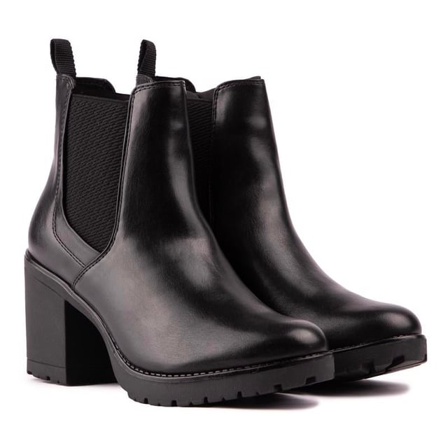 Deze Marco Tozzi-laars is een Chelsea-laars met hak. die tijdloze styling combineert met boeiende, strakke details. De elastische inzetstukken zorgen voor gemakkelijk aan- en uittrekken en de hak van 8 cm voegt stijl en verfijning toe. Deze hoge laarzen combineren comfort met mode. waarmee u een duidelijk statement maakt van stijl en persoonlijkheid.