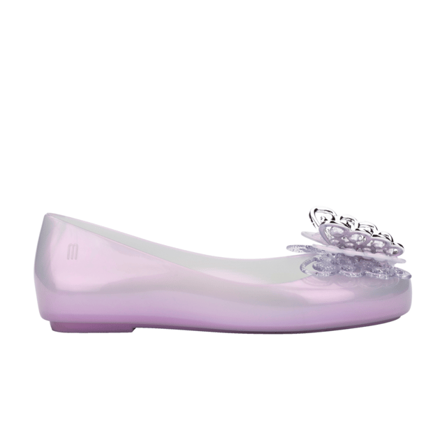 Keep your childs feet happy and dazzling with the Melissa Sweet Love Fly ballerinas! Delicate and charming, they have injected glitter details on the upper and on the sole. The highlights are the two butterflies on the vamp - the bottom one has small sparkly details, and the top one is a sophisticated silver.