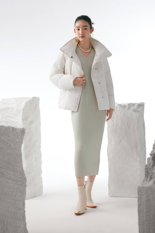 Experience ultimate warmth with our luxurious 700+ fill goose down, offering ultra-light insulation of exceptional quality. With 90% premium pure goose down and flawless distribution to prevent leakage, you’ll enjoy long-lasting, optimal insulation.

CHINESE JACQUARD FABRIC: A special design that blends the traditional with the modern.

LAPEL COLLAR: Our wider design creates a sophisticated look.

MOUNTAIN COLOUR: The uplifting palette of the mountains in a patchwork effect.

LUXURIOUS 700+ FILL GOOSE DOWN: Ultra-light insulation of exceptional quality.