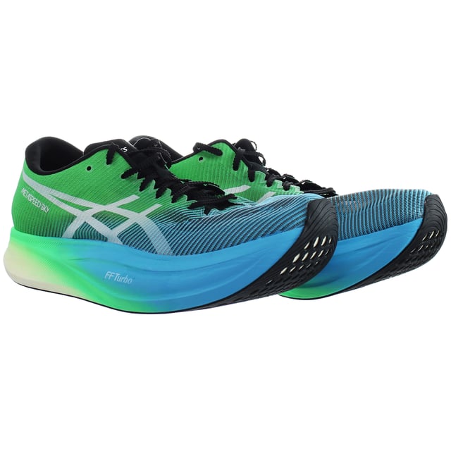 Los zapatos MetaSpeed ​​™ Sky+ Racing están diseñados para corredores de estilo Stride que buscan comenzar rápido y terminar más rápido. Los corredores que usan estos zapatos podrán tomar pasos más largos mientras conservan energía con cada paso.

Gracias a una espuma enérgica de la entresuela y una placa de carbono propulsora, los corredores que usan estos zapatos podrán conservar más energía mientras mantienen su ritmo en las últimas etapas de la carrera.