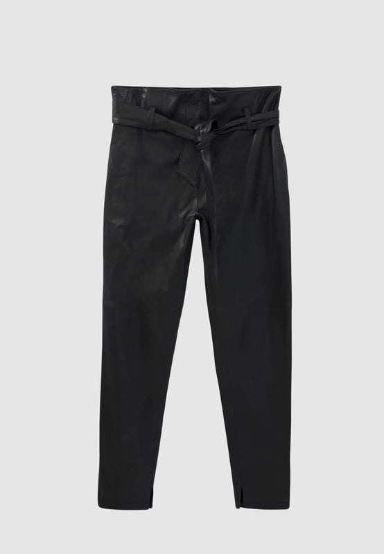 These high-waisted lambskin trousers feature a removable waistband, two side Italian pockets, cut-outs at the knees and slits at the bottom of the leg. Straight leg cut 7/8. Button and zip fastening.
