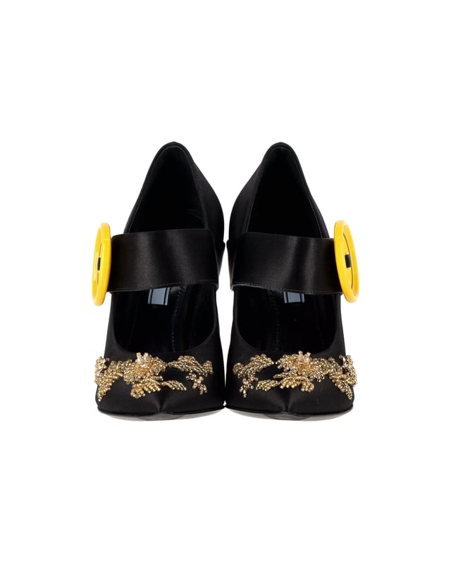 VINTAGE, UVP WIE NEU  
Diese atemberaubenden Pumps spiegeln Pradas exquisite Handwerkskunst im Schuhbereich wider. Hergestellt aus glattem Satin in einem schwarzen Farbton, verfügen sie über filigrane Verzierungen auf dem Obermaterial, einen Riemen im V-förmigen Design, der mit übergroßen gelben Knöpfen befestigt ist, und schlanke, spitze Zehen. Charakteristisch für die Pumps sind die atemberaubenden mit Kristallen besetzten Absätze in Gold-Optik.  

Prada Verzierte Gold- und Kristallabsatzpumps aus schwarzem Satin  
Zustand: sehr gut  
Material: Satin  
Größe: EU37  
Tragespuren: leichte Abnutzung an der Sohle  
SKU: 360962