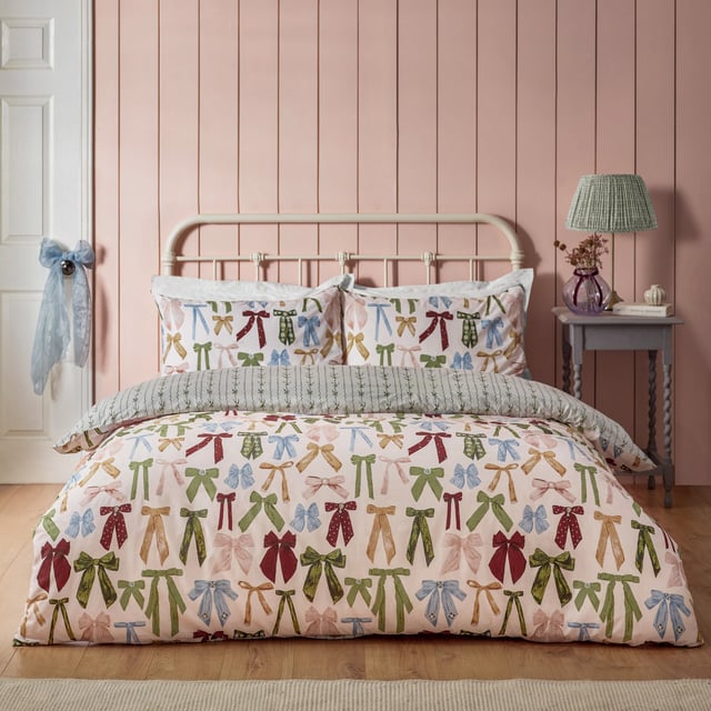 Capture the cute, chic vibes of Parisian style with the magnifique Noortje Bows duvet cover set. The soft colour palette of green, pink, and blue bows combine to add harmony and balance, while the simplified reverse pattern gives you a refreshing alternative for a midweek refresh.