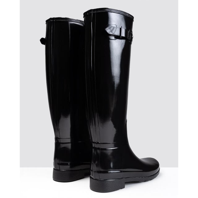 Womens Refined Tall Gloss Boot
The Refined boot has a streamline design with a slimmer fit, moulded outsole, constructed from fewer rubber layers for a more lightweight feel. Great for long walks in the countryside or city strolls. 100% recycled polyester lining and 100% waterproof with a high gloss finish.

Natural Rubber Upper
Moulded Rubber Outsole
Handcrafted
Hunter Branded Hardware
U - 100% Rubber L - 100% Recycled Polyester O - 100% Rubber
Use Boot Shine and Rubber Boot Buffer

WFT2200RGL