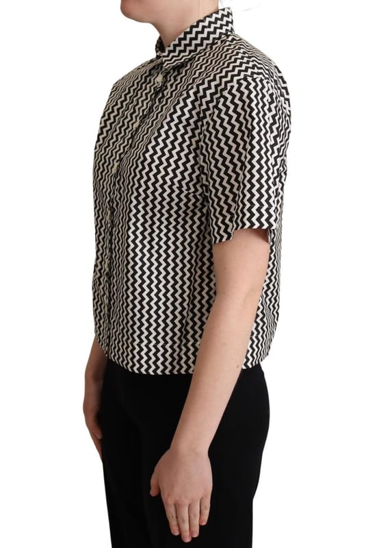 A estrenar con etiquetas.
  Polo de algodon 100% autentico de Dolce & Gabbana.
  Diseno en zigzag caracteristico.
  Tapeta de botones en el cuello y en la parte delantera.
  Mangas cortas.
  Fabricado en Italia.
  Material: 100% algodon.
  Color: Negro Blanco.