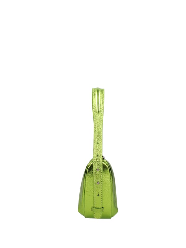 Bolso de hombro para mujeres. El cierre es con zip. Los bolsillos internos son una cremallera. Los bolsillos externos están ausentes. La correa del hombro es ajustable y extraíble en cuero. El mango está en cuero. Los compartimentos internos son uno. El material externo es de cuero laminado real. Está alineado internamente en 70% de tela de algodón: 30% de poliéster. Medidas: 26x15x10 cm. Hecho en Italia