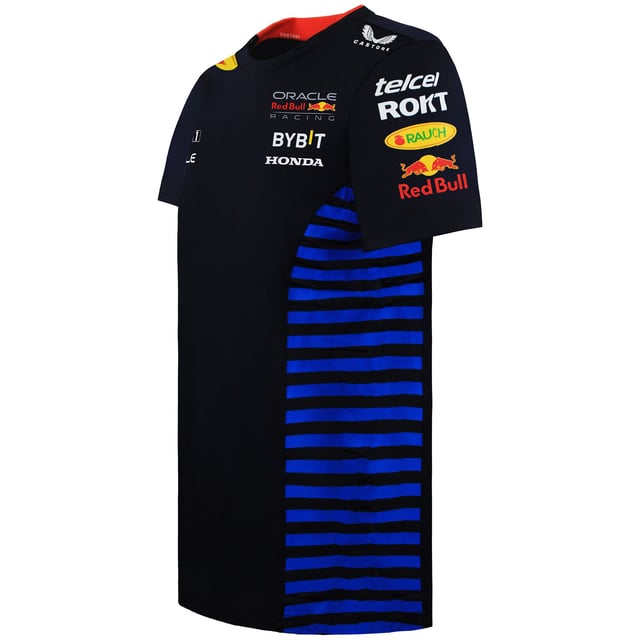 Zeigen Sie Ihre Leidenschaft für Hochgeschwindigkeitsrennen mit dem Red Bull Racing Official Teamline Set Up Herren T-Shirt in Navy. Dieses Premium-T-Shirt wurde mit dem engagierten Fan im Hinterkopf entworfen und kombiniert Stil, Komfort und echten Teamgeist in einem eleganten Navy-Design. Ob auf der Rennstrecke oder in der Stadt, es ist der perfekte Weg, Ihre Unterstützung für Red Bull Racing zu zeigen.

Hauptmerkmale:
Offizielle Team-Merchandise:

Stolz trägt es das authentische Red Bull Racing Branding, sodass Sie echte Fan-Bekleidung tragen.

Premium-Leistungsstoff:

Hergestellt aus hochwertigem, atmungsaktivem Material, das langanhaltenden Komfort und Haltbarkeit bietet – ideal für Renntage und den täglichen Gebrauch.

Elegantes Navy-Design:

Der moderne Navy-Ton sorgt für einen vielseitigen und stilvollen Look, der mühelos mit jedem lässigen Outfit kombiniert werden kann.

Vielseitige Passform:

Entwickelt für eine entspannte, bequeme Passform, die sowohl für aktive Lebensstile als auch für Fan-Events ideal ist.

Kräftige Teamidentität:

Besitzt markante Designelemente und Logos, die den dynamischen Geist von Red Bull Racing einfangen.

Erweitern Sie Ihre Fankollektion mit dem Red Bull Racing Official Teamline Set Up Herren T-Shirt, wo Stil auf Leistung und Leidenschaft für das Rennen trifft.