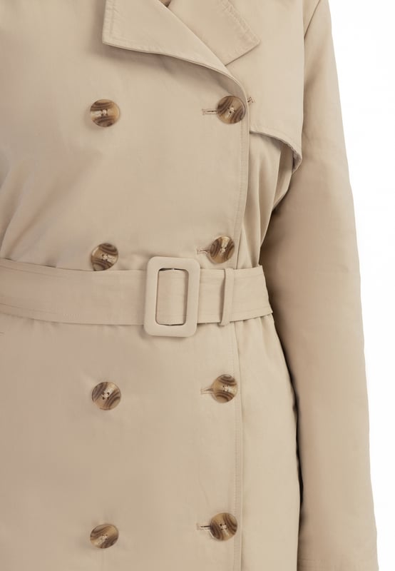Gewisse Basics gehören in jede Garderobe. Der Trechcoat von DreiMaster Klassik gehört in jedem Fall dazu. Gefertigt aus einem weichen, angerauten Baumwollmix zeigt er die typische doppelreihige Knopfleiste, einen Schulterkoller sowie einen akzentuierenden Taillengürtel mit Schnalle. Die zwei seitlichen Eingrifftaschen sind ein Muss, ebenso der Schlitz auf der Rückseite. Geht offen, wie geschlossen - von Office bis Oper.  Übergangstrenchcoat