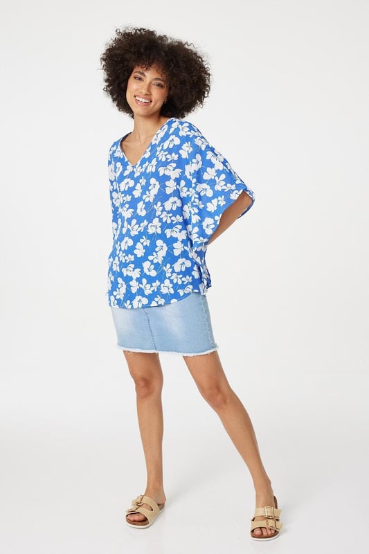 Every warm weather wardrobe needs a versatile floral print like this relaxed fit blouse. It has a V-neck, 1/2 length flared batwing sleeves, a relaxed fit and a hip length hem. Pair with your favourite sandals or flats for a stylish off-duty look.