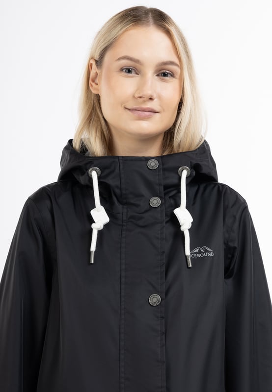 Deze trendy regenjas van ICEBOUND verrijkt je garderobe niet alleen op regenachtige dagen. Wij zijn onder de indruk van de hoogwaardige uitrusting, de slanke, lange parkavorm en de hoge opstaande kraag. Het zachte, gecoate materiaal voelt elegant aan en is door zijn lichtheid comfortabel om te dragen. Dankzij de polyurethaancoating en gesealde naden biedt de jas betrouwbare bescherming tegen wind en water. Daarnaast is er de grote capuchon, die indruk maakt met een stijlvol koord en gegraveerde logo-oogjes. De ritssluiting eindigt in een praktische kinbescherming en de twee met flappen beschermde handzakken bieden allerlei ruimte. De typische ijsberg van het merk op de borst complementeert de populaire ICEBOUND outdoor-look.  Regenjack met subtiele print op de achterkant van de buitenstof
