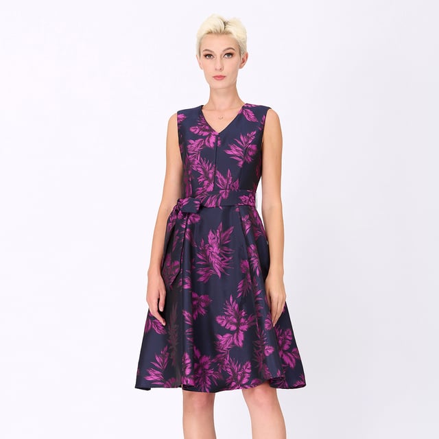Een jurk die je silhouet benadrukt met glamour en elegantie. Gesproken lijfje, aantrekkelijke V -halslijn maar fatsoenlijke, brede stofgordel die de taille en royaal wijd uitlopende rok onderstreept. Volledig bekleed met satijnen stof, gesneden in een brokaatstof met "tropisch" patroon. Een cocktailitem om te exposeren tijdens je volgende avond of feest.
 
Productdetails:
 • Formulier: fit-and-flare
 • Lengte: 101 cm
 • Zonder mouwen
 • V kraag
 • Invisible Zipper Center Back
 • Toegevoegd riem