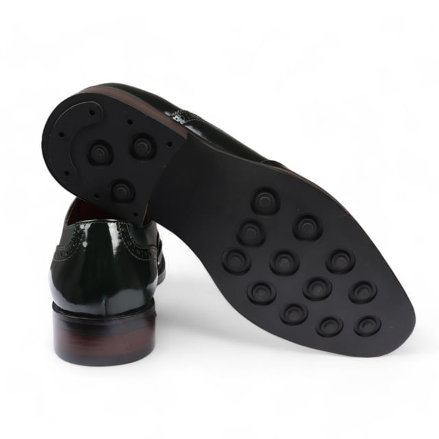 Causa una impresión audaz con los zapatos brogue de charol para hombre Justin Reess Harry en un llamativo color verde. Fabricados con charol verde vibrante, estos zapatos están diseñados para destacar y realzar tu atuendo formal. Con un diseño brogue clásico con perforaciones intrincadas y costuras decorativas, encarnan la elegancia y la sofisticación para cualquier ocasión. El cierre seguro con cordones permite un ajuste personalizado, lo que garantiza la comodidad durante todo el día. Fabricados con materiales de alta calidad y una artesanía experta, estos zapatos ofrecen durabilidad y longevidad, lo que los convierte en una elegante incorporación a tu guardarropa. Charol verde llamativo para una declaración audaz Diseño brogue clásico con perforaciones elegantes Cierre con cordones para un ajuste seguro y ajustable Construcción duradera para un uso duradero