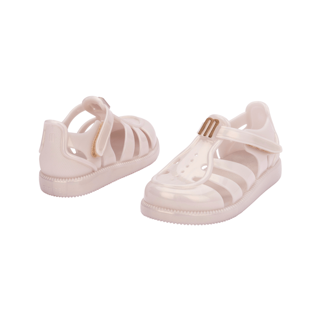 Let your baby slip into a world of dreams with the Mini Melissa Hip Daydream! Lightweight and easy to clean, the style will add cuteness to all of your little one's outfits. Velcro fastener ensures stability.