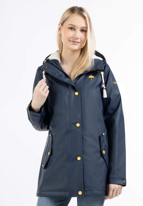 Die mit Webpelz gefütterte Regenjacke von Schmuddelwedda ist die perfekte Antwort auf Kälte und Nässe. Ihr Obermaterial ist beschichtet und alle Nähte sind komplett versiegelt, was dem trendigen Friesennerz eine Funktionalität beschert, die sich bei Wind und Wetter bewährt hat. Für wohlige Wärme sorgt ein Innenfutter aus weichem Webpelz, das sich auch in der Kapuze wiederfindet. Apropos Kapuze: Die schicke Kordel mit bunten Enden und Quasten ist ebenso ein Eyecatcher wie die aufwendig geprägten Accessoires. Der für Schmuddelwedda typische Regenschirm-Print ziert die Brust, der Markenname den Oberarm.  Regenjacke mit Webpelzfutter