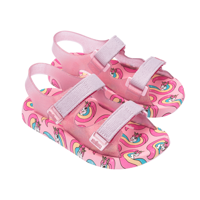 As the name suggests, Melissa Mix combines the comfort characteristic of papetes with the height and style of mini platforms through a contemporary and colorful design. The stability and comfort when walking make it the ideal model for adventures at school or in space.