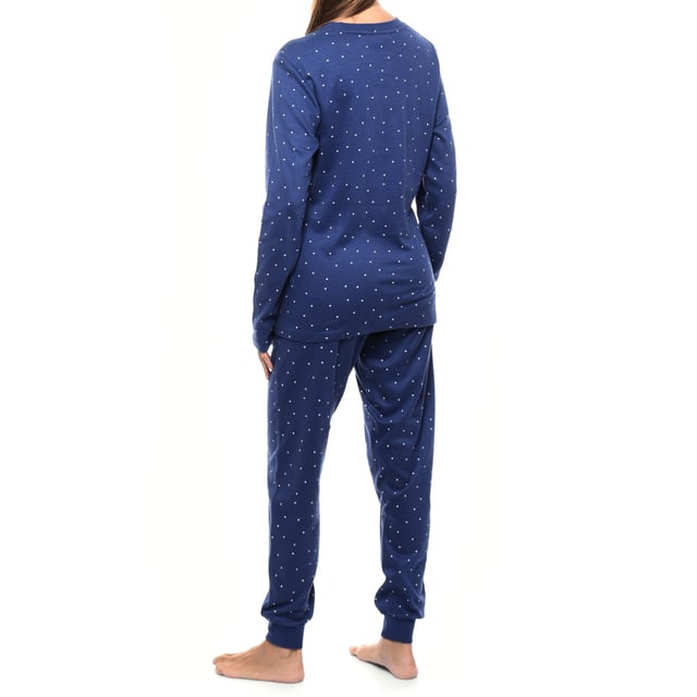 Kisses\u0026Love vinterpyjamas för kvinnor. Vinterpyjamas av högsta kvalitet!\n\n Dampyjamasen kombinerar en långärmad T-shirt med rund halsringning och långbyxor.\n Tillverkad av mjuka och andningsbara material, det garanterar komfort hela natten.\n Perfekt för höst/vinter, detta set erbjuder en perfekt balans mellan stil och komfort för en vilsam natts sömn.\n\n Exklusiv design och en mängd olika tryck: Vinterpyjamasen för damer finns i ett brett utbud av exklusiva mönster och tryck, så att du kan välja mellan olika stilar som speglar din personlighet och smak. Från tryck till ränder, varje pyjamas erbjuder en unik och speciell touch.\n\n Enkel skötsel och hållbarhet: Dampyjamasen är tillverkad av slitstark bomull och är lätt att tvätta i maskin och bibehåller sin mjukhet, färg och form tvätt efter tvätt. Detta enkla underhåll säkerställer att pyjamasen förblir ett favoritplagg i din garderob och erbjuder hållbarhet och praktiska egenskaper över tid, särskilt under de kallare årstiderna.\n\n Vinterpyjamas för kvinnor, den perfekta presenten till mors dag, jubileum, jul, nyår, födelsedag och mycket mer!\n\n Välj stil, kvalitet och komfort med Kisses\u0026Love!\n Sammansättning: 100% bomull\n Skötsel:\n- Tvättas i max temperatur. 30º.\n - Använd inte blekmedel.\n - Använd inte torktumlare.\n - Stryk vid låg temperatur, max. 110º.\n - Får inte kemtvättas.