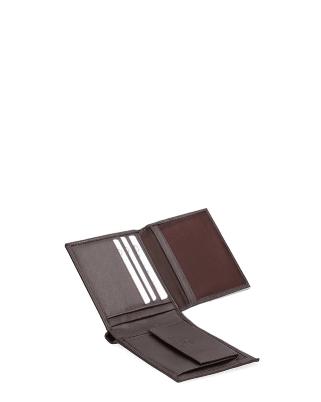 Cartera de hombre. El cierre está ausente. Los bolsillos internos son tarjeteros. Los bolsillos externos están ausentes. Falta la correa para el hombro. Falta el mango. Hay un compartimento interno. El material exterior es 100% Piel Auténtica. Internamente no está forrado. Medidas: 12x9,5x2 cm. Producto de moda