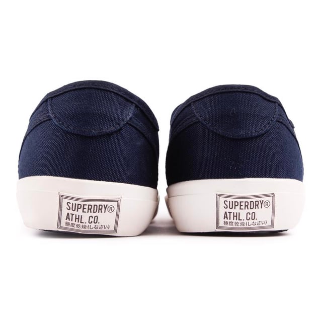 Camina de esta manera con estas zapatillas de lona Classic Low Pro de Superdry. Estas zapatillas informales de inspiración retro tienen una parte superior de lona azul y están rematadas con un logo de Superdry y ojales de metal azules.