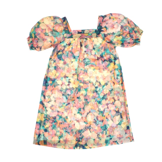 Este vestido de niña tiene un diseño encantador y alegre, perfecto para ocasiones informales. 

Presenta un escote cuadrado que añade un toque moderno, mientras que las mangas abullonadas con elástico en los puños le aportan volumen y un estilo romántico. 

La silueta recta del vestido permite un ajuste cómodo y relajado, garantizando libertad de movimiento. 

Es una prenda ligera y fresca, ideal para los días cálidos, combinando moda y comodidad de manera perfecta.
 Composición: 55% Lino, 45% Algodón
 Cuidados:
- Lavar a máquina máx 30ºC y ciclo delicado.
- Usar detergentes suaves.
- Usar secadora a baja temperatura.
- Planchar a bajas temperaturas.
- No lavar en seco.
