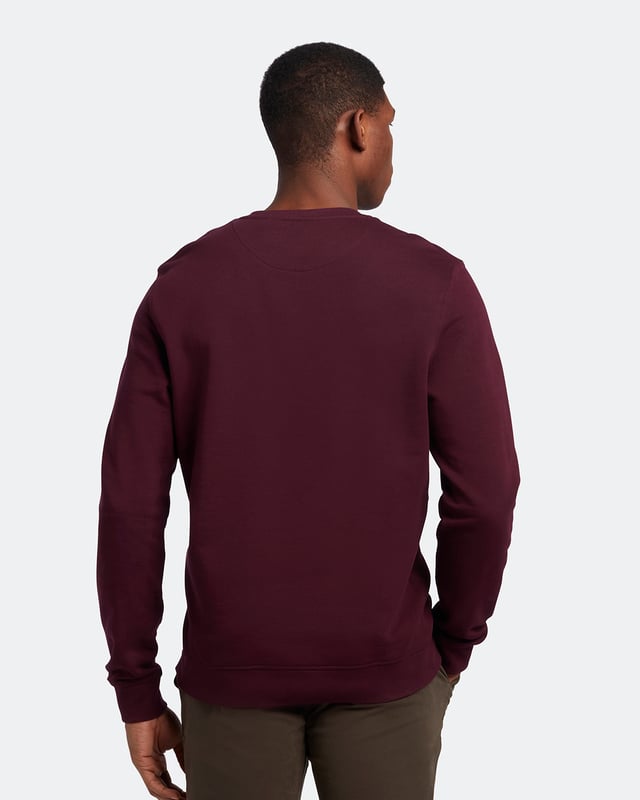 Das Lyle & Scott Sweatshirt mit Rundhalsausschnitt ist nicht umsonst ein Klassiker im Kleiderschrank eines jeden Mannes. Dieses vielseitige Herren-Sweatshirt aus 100 % Bio-Baumwolle und mit unserem Steinadler als Emblem ist in verschiedenen Farben erhältlich und passt zu jedem Geschmack. Auch in Übergrößen erhältlich.