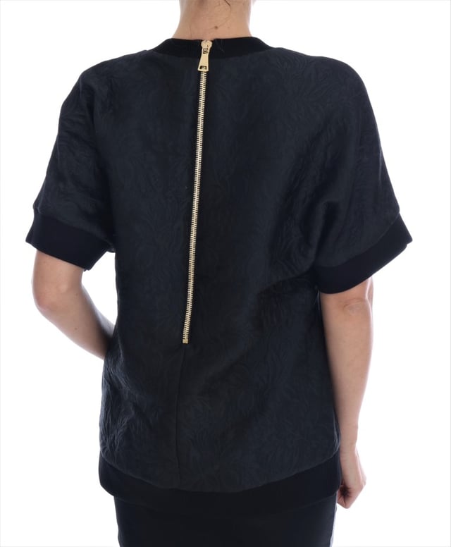 Helt ny med etiketter  
Kortärmad crewneck-pullovertröja  
Svart färg med flerfärgad cocktailmotiv med kristallprydd broderi  
Logodetaljer  
Tillverkad i Italien  
Materialkomposition: 21% bomull, 60% polyester, 19% siden