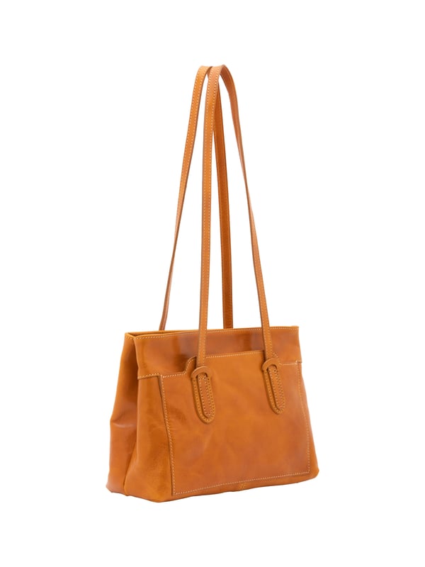 Bolso bandolera para mujer. El cierre es con cremallera. Los bolsillos internos son uno con cremallera. Los bolsillos externos son un frente abierto. Falta la correa para el hombro. El mango es de piel. Hay dos compartimentos internos. El material exterior es auténtica piel de vacuno. Internamente está forrado en algodón. Medidas: 23x30x12 cm. Hecho en Italia