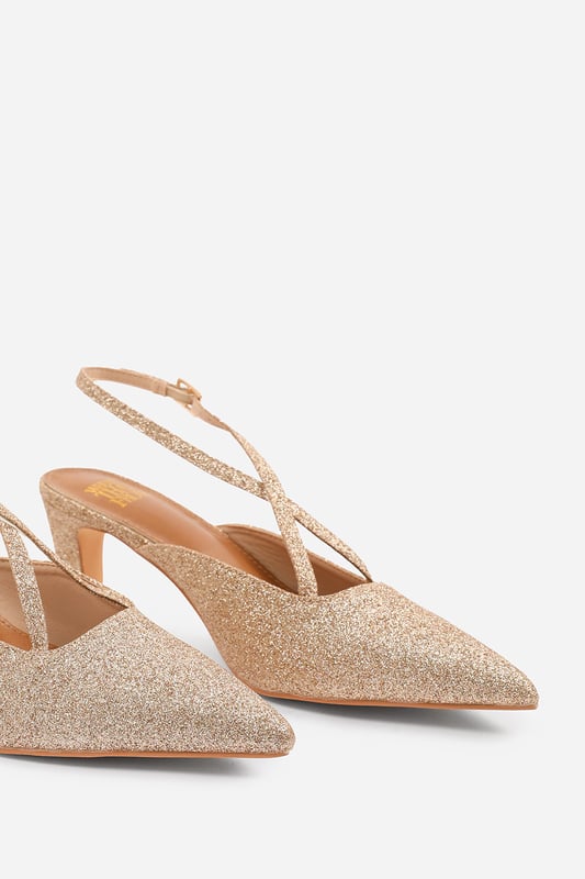 Wheres That From Womens 'Raizel' Pointed Toe Low Block Heel With Cross Over Ankle Strap Elevate your style with our Raizel Pointed Toe Low Block Heel With Cross Over Ankle Strap. These heels are the perfect addition to your shoe collection, offering a fashion-forward design combined with comfort.
Key Features:
Pointed Toe: The pointed toe of these heels adds a touch of sophistication and elegance to your look. It creates a sleek and stylish silhouette that can elevate any outfit.
Low Block Heel: The low block heel provides the perfect amount of height without sacrificing comfort. It offers stability and support, allowing you to confidently walk and stand for extended periods.
Crossover Strap: The crossover strap detail adds a trendy and modern element to these heels. It not only enhances the visual appeal but also provides additional support and security, ensuring a comfortable fit.
Durable Construction: These heels are made from high-quality materials that are built to last. The sturdy construction ensures durability and longevity, allowing you to enjoy these stylish heels for years to come.
Specifications:
Design: Pointed toe low block heel with crossover strap
Heel Height: 2.5' (6.3cm) approx
Closure: Buckle
Step up your style game with our Raizel Pointed Toe Low Block Heel With Cross Over Ankle Strap. These heels offer a combination of fashion and comfort, allowing you to showcase your unique style while staying comfortable throughout the day. Add a touch of elegance to any outfit with these versatile and stylish heels.