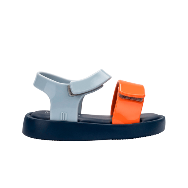 These classic sandals are anything but old-fashioned! Get your baby ready for the day with the Mini Melissa Jump, a basic and timeless design that any little M-lover needs in their wardrobe. The velcro straps over the foot and around the heel ensure the perfect fit. It is available in a variety of cute and stylish colours.