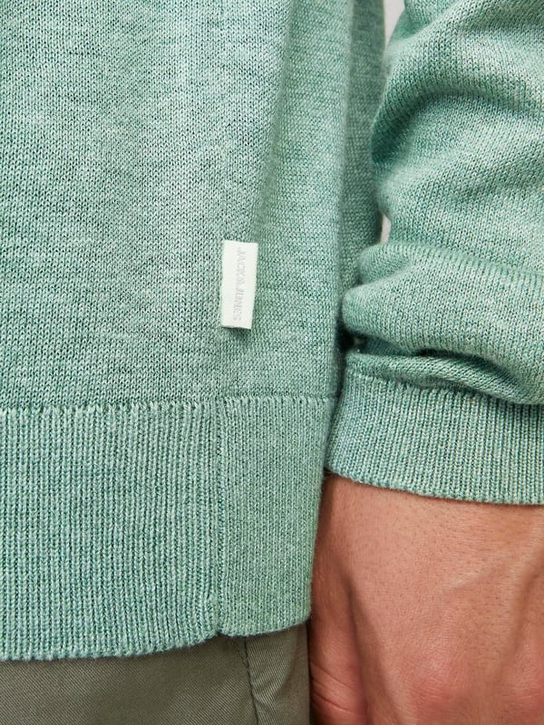 Heren trui van het merk Jack & Jones. De trui is gemaakt van hoogwaardig katoen en polyester. De fijne mix van deze materialen zorgt voor een heerlijk warm draagcomfort.  Merk: Jack & JonesModelnaam: JJestar Basic Sweat Crew Neck Categorie: Heren truisMaterialen: katoen/polyesterKleur: groen