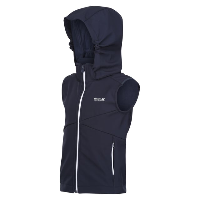 Gewebe: Softshell, Stretch. Design: Logo, Unifarben. Gewebetechnik: Atmungsaktiv, Wasserabweisend, Leicht, Ventiliert, Warmer Rücken, Wetterfest, windbeständig, XTP. Mit Kapuze. Reflektierende Leiste, Stretch Binding Kante Armausschnitt. Ärmellos. Kapuzenmerkmale: Elastisch, angenähte Kapuze, Mit Reißverschluss trennbar. Taschenart: Zwei Seitentaschen, Reißverschluss. Durchgehender Reißverschluss. Atmungsaktivitätsbewertung: 10000. Saum: anpassbar, Elastische Kordel am Saum. Nachhaltigkeit: Aus recyceltem Material. 104: 57,15 cm. 158: 81,28 cm. 146-152: 78,74 cm. 170-176: 90,17 cm. 140: 73,66 cm. 116: 61 cm. 164: 86,36 cm. 128: 66 cm.