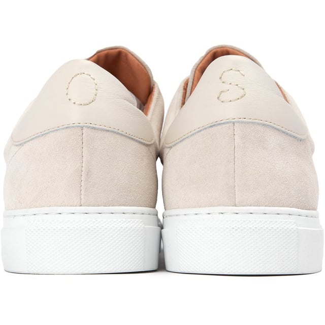 Zapatillas deportivas dallas de Oliver Sweeney para hombre en color natural, fabricadas en ante y suela de goma. Incluye: forro de cuero, plantilla de cuero acolchada, marca grabada, suela cosida y bolsa para zapatos Oliver Sweeney.