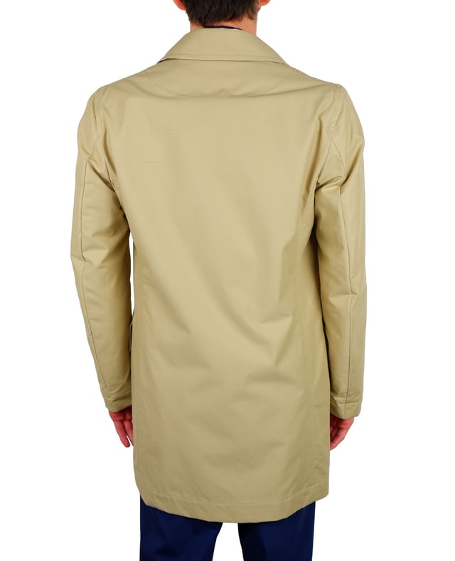 Klassischer und stilvoller Aquascutum Beige Trenchcoat  
Hergestellt aus hochwertigen Materialien  
Verdeckte, einreihige Verschluss  
Knopfseitentaschen  
Rückseite mit Knopföffnung  
Hergestellt in Italien  
Erfordert eine professionelle chemische Reinigung  
Perfekt für Männer, die zeitlose Mode schätzen  
Material: 66% Baumwolle, 34% Polyamid
