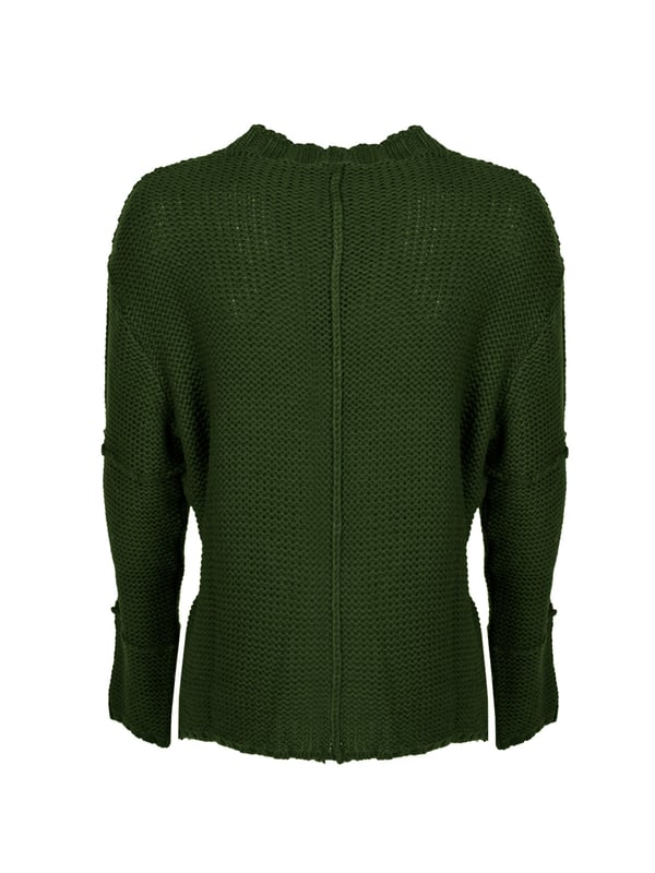 Suéter disponible en un color sólido, que se combina perfectamente con una variedad de estilos, añadiendo elegancia y un encanto sutil.

Cada suéter es cosido con atención a los más pequeños detalles, lo que garantiza su durabilidad y una apariencia única que atrae miradas.

El corte holgado del suéter no solo proporciona comodidad, sino también libertad de movimiento, lo que lo hace la elección perfecta para cualquier ocasión, desde salidas diarias hasta encuentros sociales.

El suéter está fabricado en Italia, lo que es garantía de la más alta calidad de los materiales y la precisión en su fabricación, reflejando la renombrada artesanía italiana.