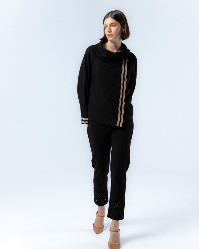 La Chaqueta Mónica es la elección perfecta para añadir un toque de elegancia a tus looks de invierno. Con su diseño minimalista y detalles dorados, esta chaqueta ofrece un estilo sofisticado y cómodo. Ideal para combinar con pantalones oscuros y botas para un look chic y moderno.
 
 
 
 Chaqueta evasé.
 
 Cierre cruzado con dos botones presión.
 
 Detalle en color dorado en manga y cuello.
 
 Tejido jacquard.