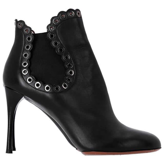 VINTAGE, RRP AS NEW
Step out in style with the Alaïa Eyelet Ankle Boots. These chic ankle booties are a must-have for any fashion-savvy individual. The elastic panel sides offer a comfortable and flexible fit, while the eyelet detailing with scalloped edges adds flair. Complete with high stiletto heels, these boots are the perfect choice for adding a touch of sophistication and confidence to any outfit.

Alaïa Eyelet Ankle Boots in Black Leather
Condition: Very good
Sign of wear: Moderate wear on the soles, marks on the surface, leather creasing
Material: Leather
Color: Black
Size: IT40 / US10 / UK7
SKU: 358070