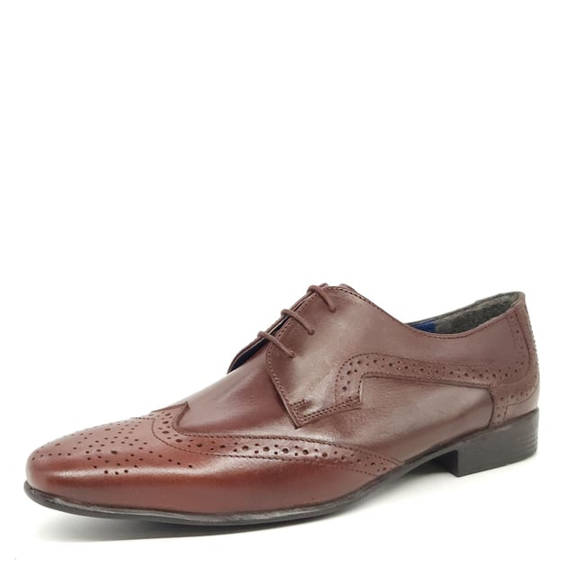The Parade Brogue Derby Shoes from Frank James are the perfect choice to add the finishing touch to your tailored attire. Crafted from genuine leather and complete with a classic brogue design and three eyelet lace up fastening, in a choice of traditional colourways.